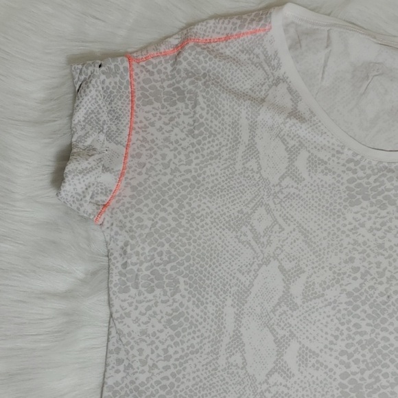 Lululemon Weekend Short Sleeve

Desert Snake White - Picture 3 of 5
